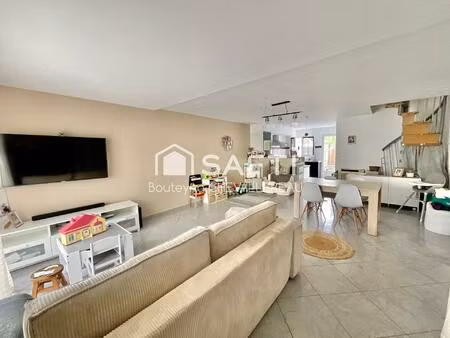 maison de 84m2 avec terrasse et stationnement.