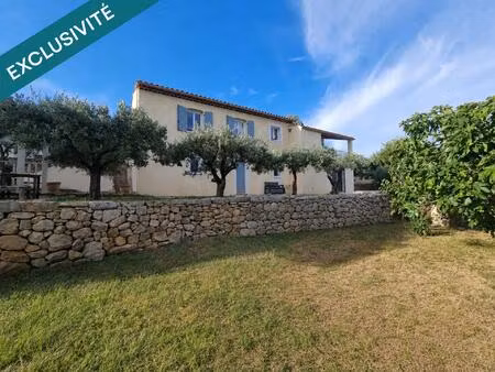 villa provençale  dans un quartier résidentiel.