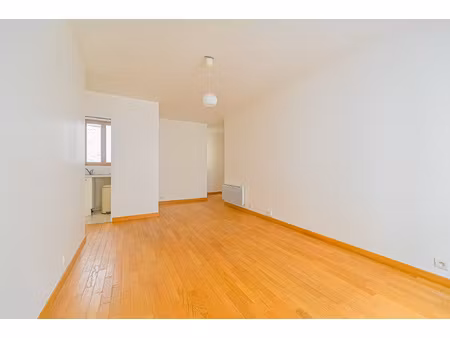 nation 3 pièces dans immeuble récent avec ascenseur