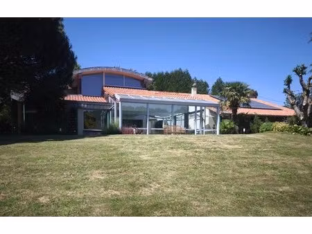 maison d’architecte avec piscine intérieure et parc privé de 6 hectares