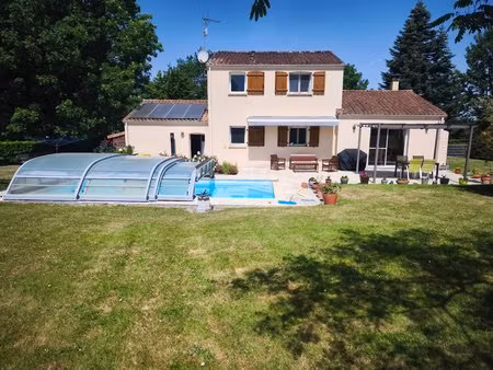 maison familiale avec piscine  dépendance et vaste terrain arboré