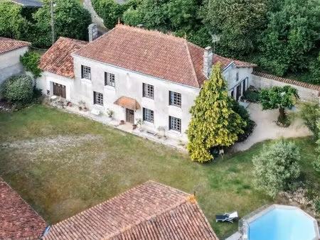 charmante maison de village avec piscine à courcôme