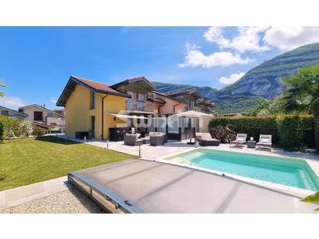 maison avec piscine  douane de veyrier
