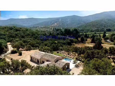 villa contemporaine d'exception avec grande piscine et vue déga