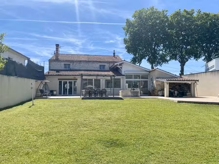 maison de caractère avec vaste espace de vie et jardin clôturé