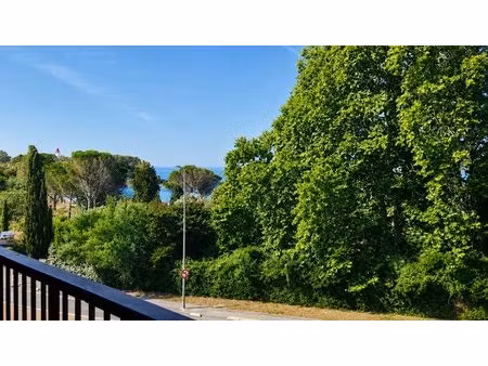 studio apercu mer en dernier etage d'une residence avec piscine