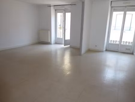 t3 80m² 1er étage + balcon