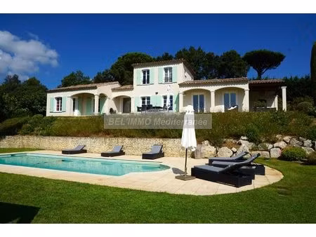 propriété de 200 m2  piscine  terrain de 4000 m2