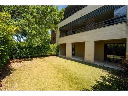 référence : 6871-yan - appartement 2 pièces avec jardin  garage et stationnement privatif