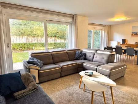 ruim appartement met zonnig terras en tuintje.
