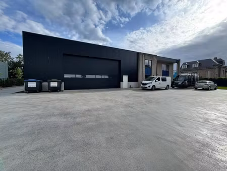 magazijn met kantoren te koop op ruim perceel