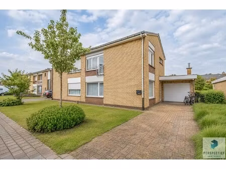 ruime lichtrijke woning met 3 slpks  garage en grote tuin