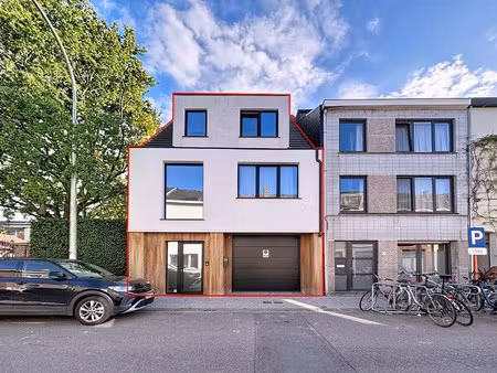 ruime nieuwbouwwoning met vier slaapkamers in sint-amandsberg.