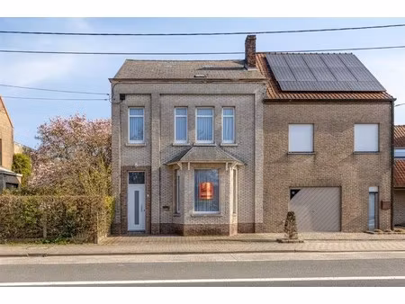 te renoveren woning met 4 slaapkamers