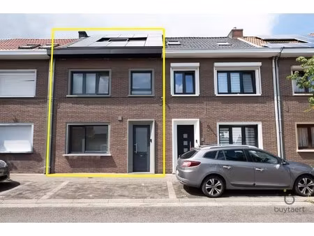 instapklare centraal gelegen rijwoning met drie slaapkamers en gezellig tuintje!