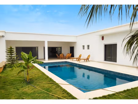 belle villa neuve vendue meublee avec piscine sur 930m2 de terrain situee dans une nouvell