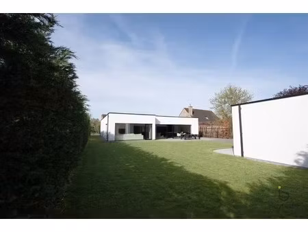 knappe gelijkvloerse villa + bijgebouw te halle!