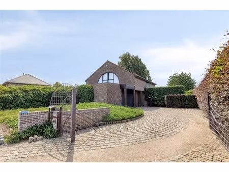 goed onderhouden villa met prachtige tuin en adembenemende verzichten.