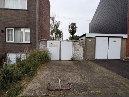 perceel grond met aanwezige garage (evt af te breken)