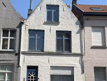 karaktervolle stadswoning met uitzonderlijk potentieel op topligging in historisch brugge