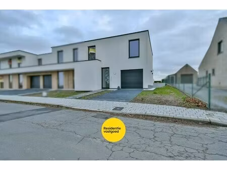 ruime afgewerkte nieuwbouwwoning met landelijk zicht!