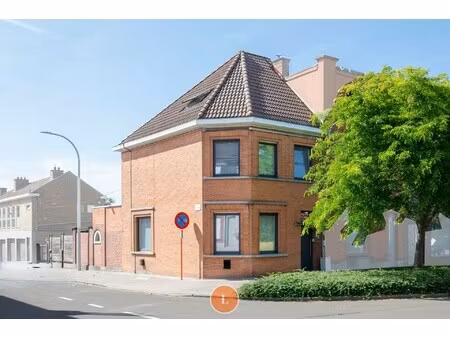 charmante hoekwoning met onderhoudsvriendelijke stadstuin op centrale ligging in menen