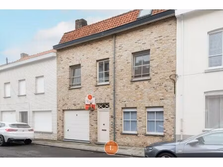 instapklare woning met 3 slaapkamers en garage.