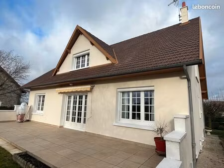 maison individuelle avec étage et sous sol