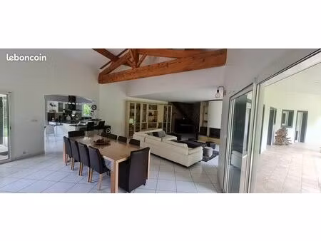 maison d’architecte – 186 m² – terrain paysagé de 2 800 m² – saintes