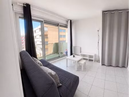 studio rénové avec balcon  ascenseur et parking privé
