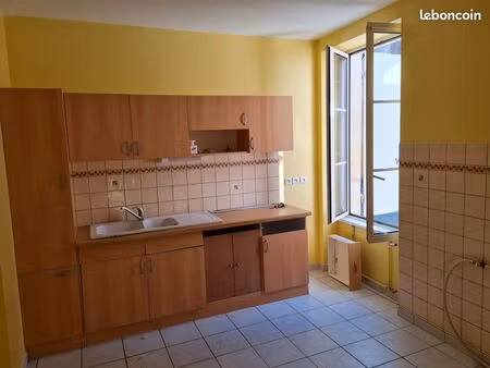 maison de ville t4 en duplex de 87 m2 - saint-amand-montrond