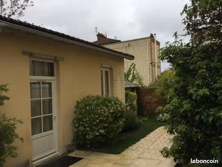 location studio meublé