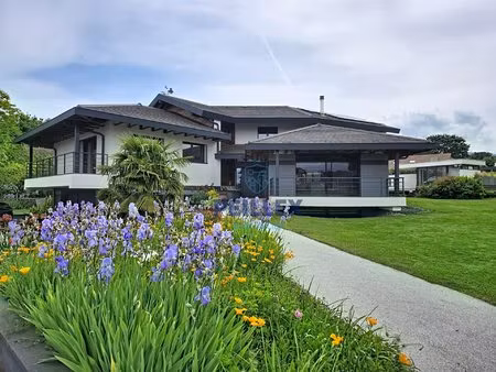 villa d'architecte avec piscine  garages et pool house