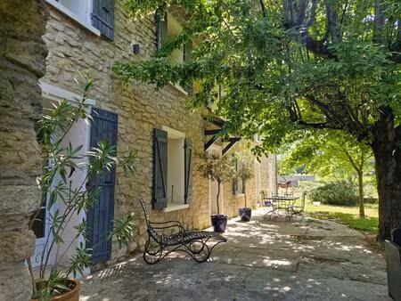 grand mas avec dépendances en campagne au milieu des champs