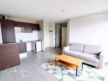 t2 avec balcon  ascenseur et 2 places de parkingà artigues
