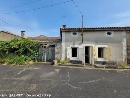 balzac (16430) : maison à rénover de 51m2 + dépendances