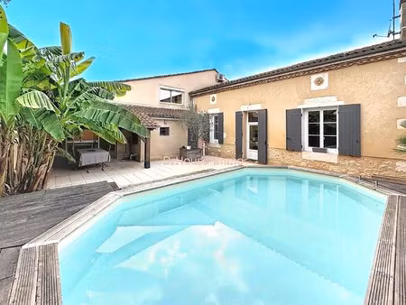 maison familiale avec piscine  à proximité immédiate du centre-ville et des commodités