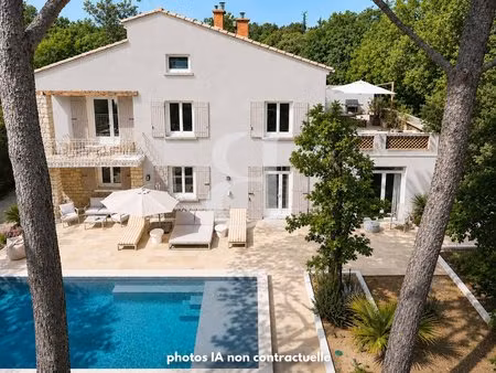 spacieuse et lumineuse villa rénovée avec piscine  dans secteu