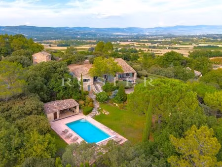 gordes  belle propriété en pierres avec dépendance  offrant des vues panoramiques sur le..