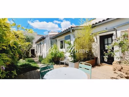 a vendre. rare  sur les collines de nîmes  proche du centre ville. vente  maison de ville.
