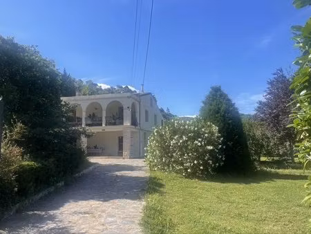 propriété de deux maisons individuelles sur un grand terrain