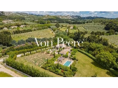 magnifique propriété avec vue imprenable sur les alpilles et le château des baux de...