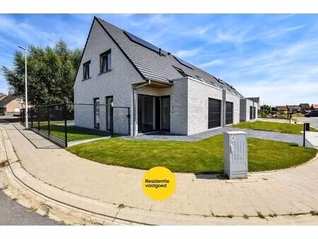 ruime energiezuinige recente halfopen bebouwing (2024) met inpandige garage op 258m² geleg