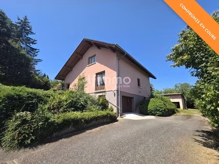 une maison familiale avec un magnifique terrain au cœur de la na