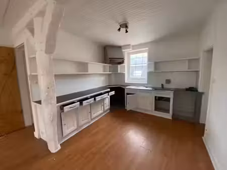 plouarzel - immeuble de trois locaux commerciaux et de trois appartements