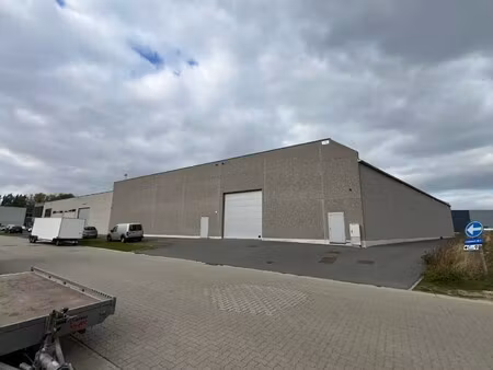 uitstekend gelegen werkplaats (699m²) + parking !