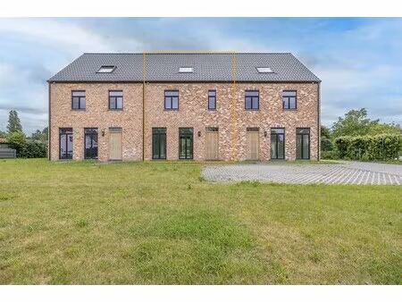 nieuwbouw met vier slaapkamers  mooie tuin en centrale ligging