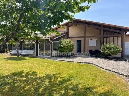 villa de plain-pied avec véranda en excellent état et à proximité des commerces  jardin ..