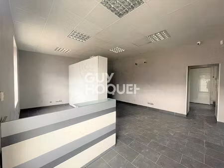 ensemble de locaux libres d'environ 170 m²  avec place de stationnement privative