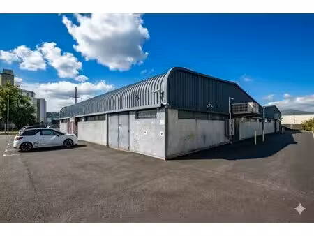 1200 m2 aménagés avec parkings